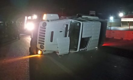 Trabajador dormita y termina volcado