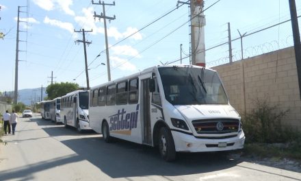 Empresa de transporte de personal se apropia de banquetas y calles en Saltillo
