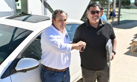 Entregan auto a ganador del sorteo del pago del predial en Acuña