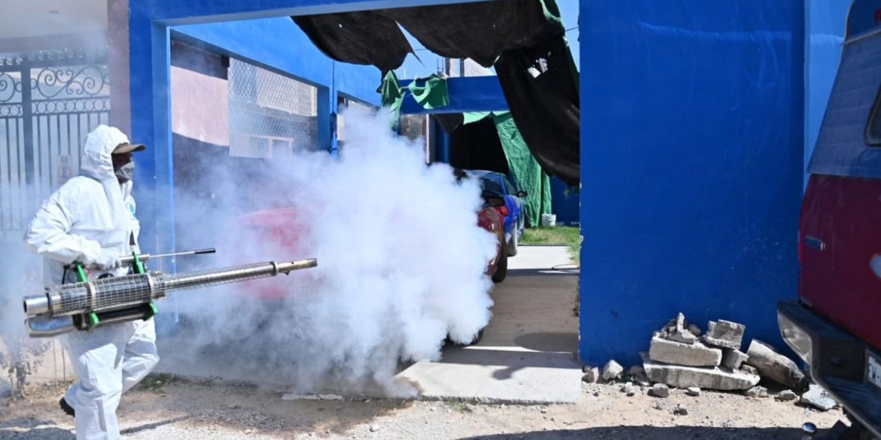 Refuerzan fumigación para prevenir el dengue en colonias de Acuña