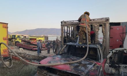 Se incendia tráiler al interior de una empresa de transportes en Arteaga