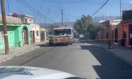Incendio consume vivienda en la colonia Panteones