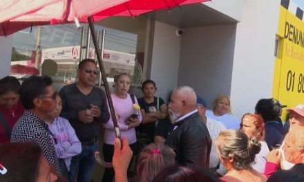 Integrantes de Antorcha Campesina se manifestaron en las oficinas de CFE Saltillo