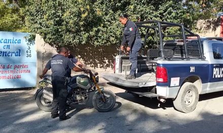 Joven cae de su moto y terminó lesionado en Parras