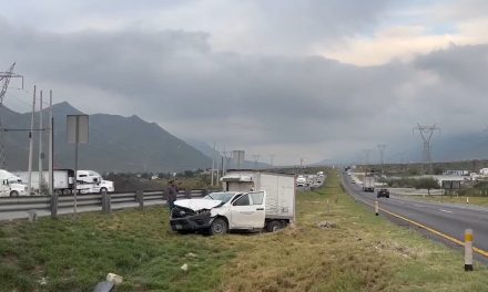Le estalla un neumático, sale del camino y vuelca en la Saltillo-Monterrey