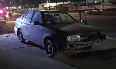 Joven huye tras accidente y abandona su auto en un camellón de Saltillo