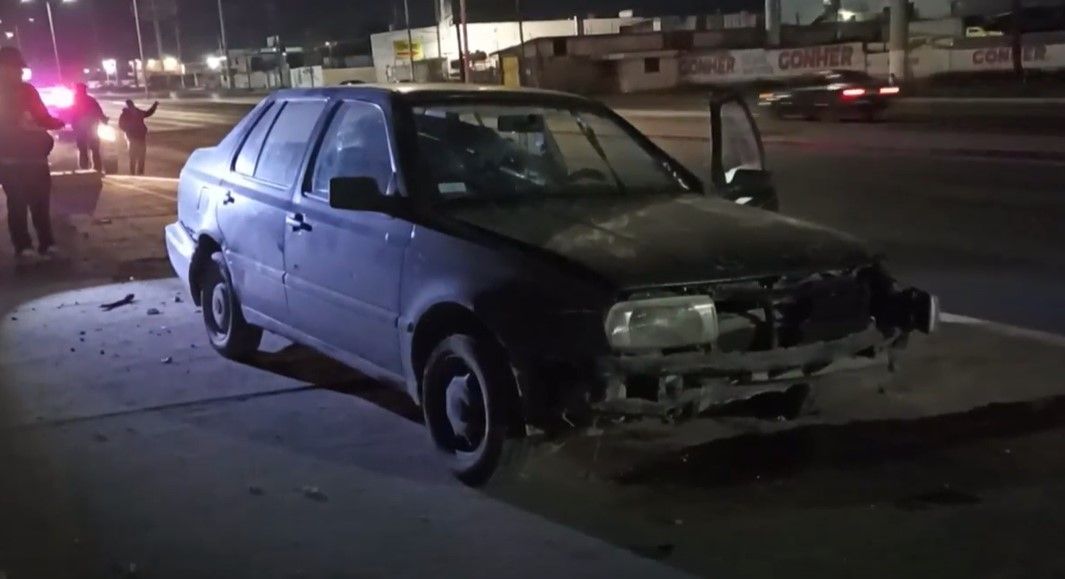 Joven huye tras accidente y abandona su auto en un camellón de Saltillo