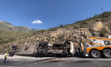 Logra salir ileso de aparatosa volcadura sobre la 57
