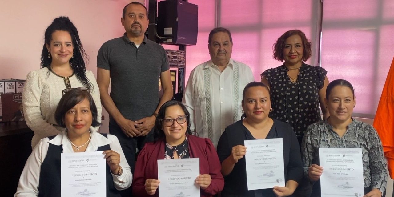 Maestros del CETIs 48 reciben reconocimientos