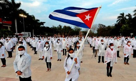 México gasta 100 mil pesos mensuales por cada médico cubano contratado