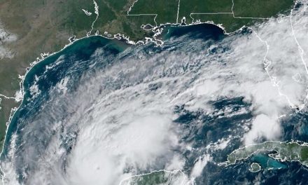 ‘Milton’ deja inundaciones tras su paso por Yucatán; se degrada a categoría 4