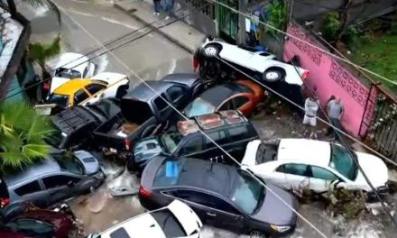 Intensas lluvias en Monterrey dejan tres muertos y causan caos vial