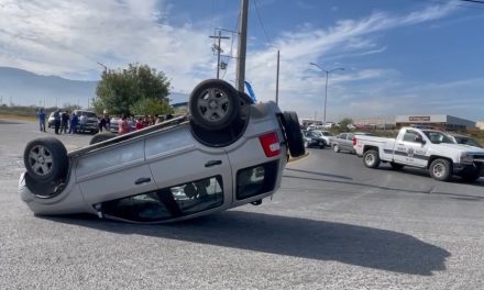 Mujer embarazada sufrió una volcadura en Saltillo
