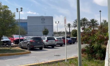 No hay acceso de adultos y discapacitados al estacionamiento del ISSSTE en Saltillo
