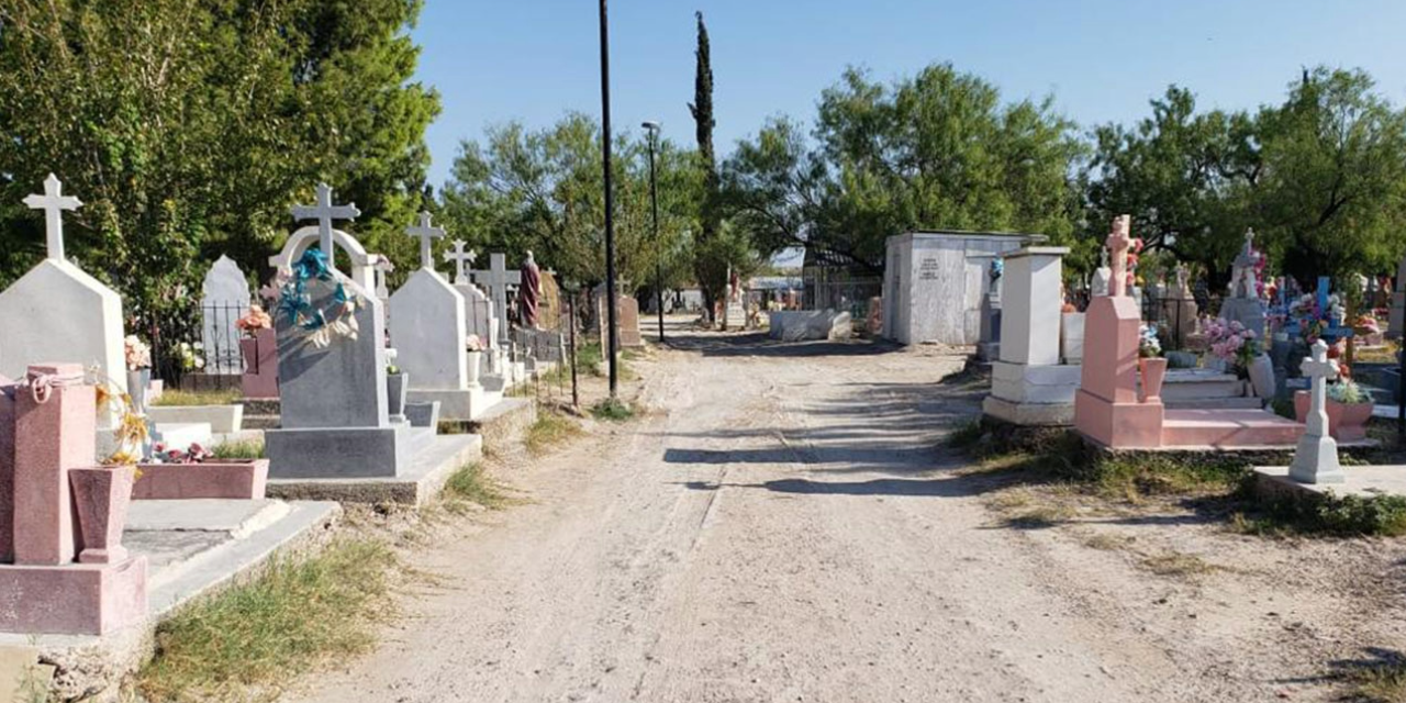 Limpian y fumigan panteones de Piedras Negras previo al Día de Muertos