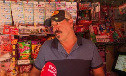 Saltillo: Por más de 40 años Don José ha vendido periódico para brindar educación superior a sus hijos