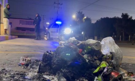 Hombre prende fuego a una bolsa de basura