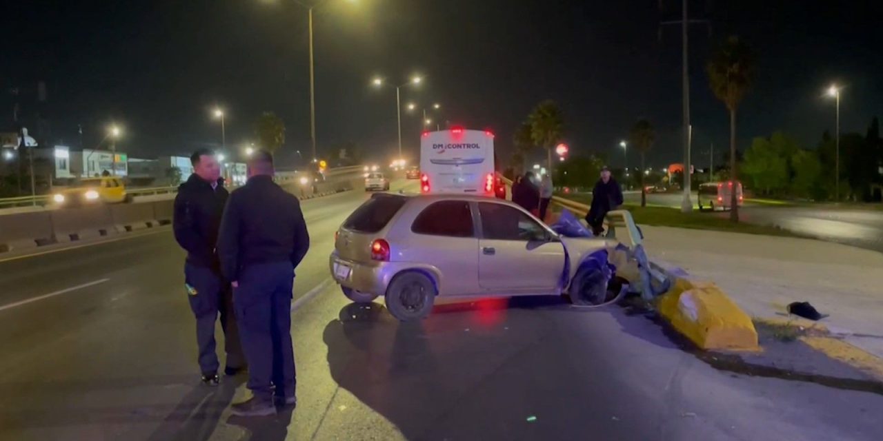 Conductor se estrella contra autobús en Fundadores