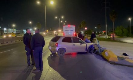 Conductor se estrella contra autobús en Fundadores