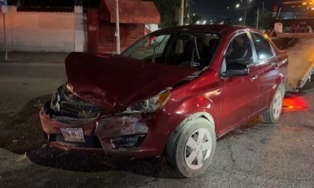 Saltillo: Hombre iba a casa tras una noche de fiesta, se pasa el rojo y causa accidente