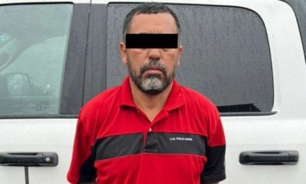 Familia encuentra una sorpresa en su auto… encuentran a un desconocido adentro