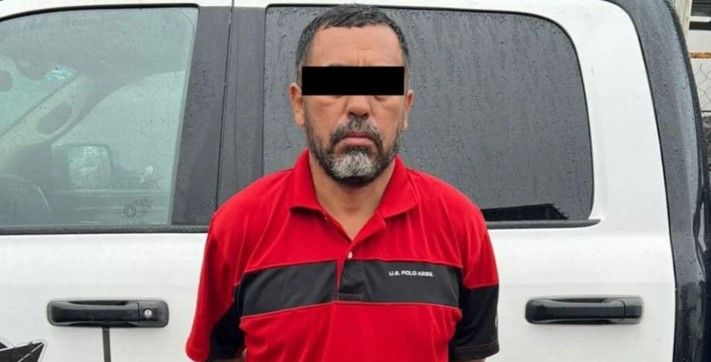 Familia encuentra una sorpresa en su auto… encuentran a un desconocido adentro