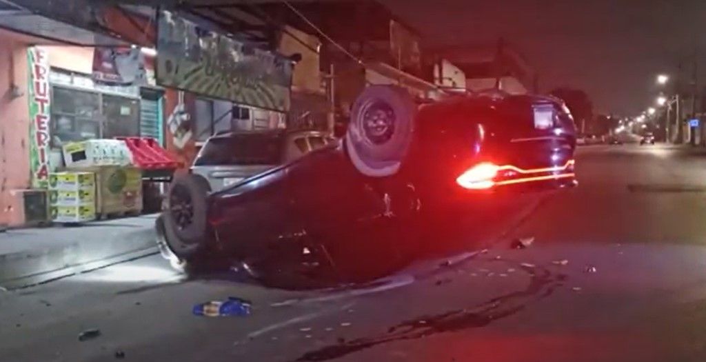Joven sufre un choque y volcadura en Saltillo