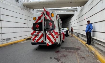Sufre motociclista herida de gravedad al chocar con un automóvil en Saltillo