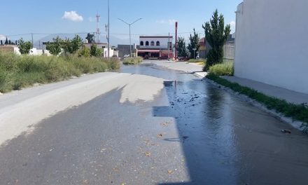Tremenda fuga de aguas negras al oriente de Saltillo