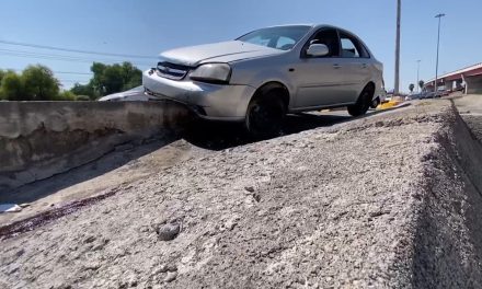 Un vehículo casi cae a un arroyo en Saltillo
