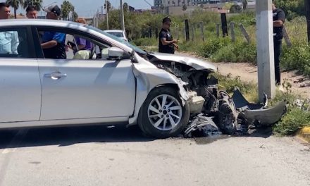 Vehículo derriba poste de concreto al norte de Saltillo