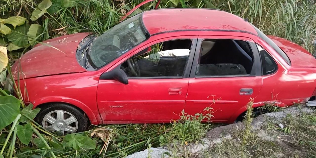 Vehículo termina en una acequia en Parras
