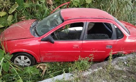 Vehículo termina en una acequia en Parras