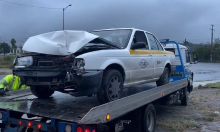 Vehículo sale del camino y choca contra farola en Saltillo