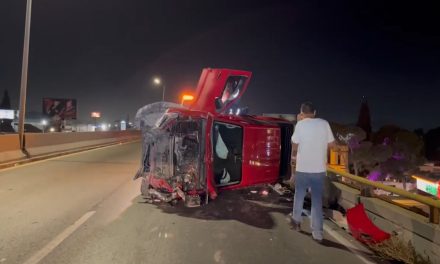 Se registra aparatosa volcadura en la Saltillo-Monterrey