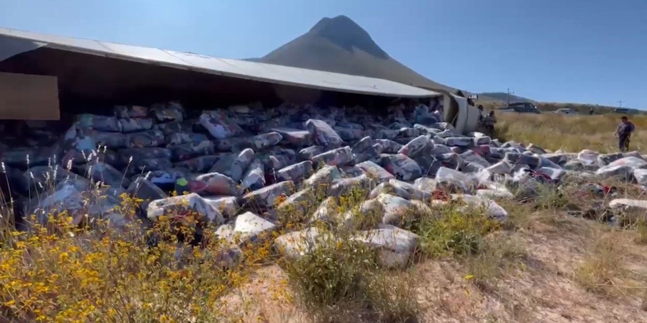 Vuelca tractocamión con pacas de ropa industrial en la carretera a Zacatecas