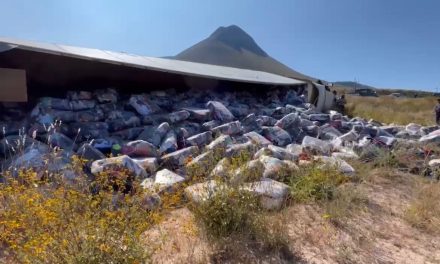 Vuelca tractocamión con pacas de ropa industrial en la carretera a Zacatecas