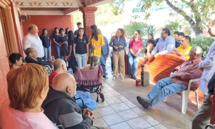 Alumnos de la UAdeC llevan alimentos a adultos mayores