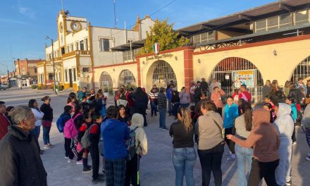 Padres de familia toman escuela en Sabinas