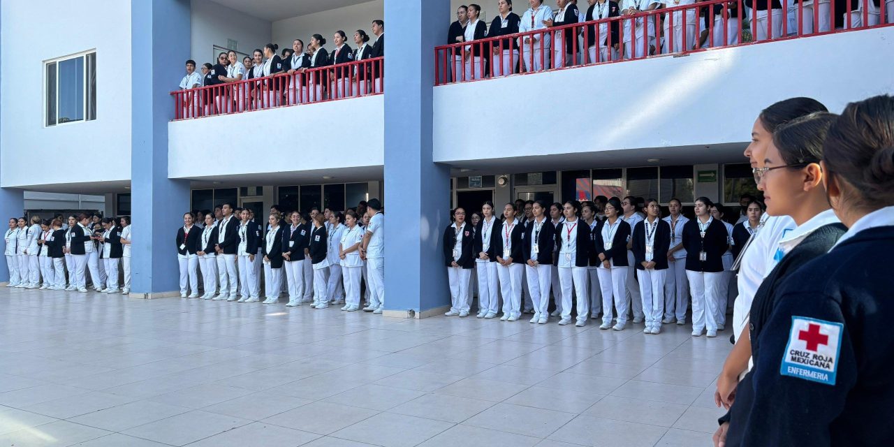 Cruz Roja beca a hijos de obreros de AHMSA