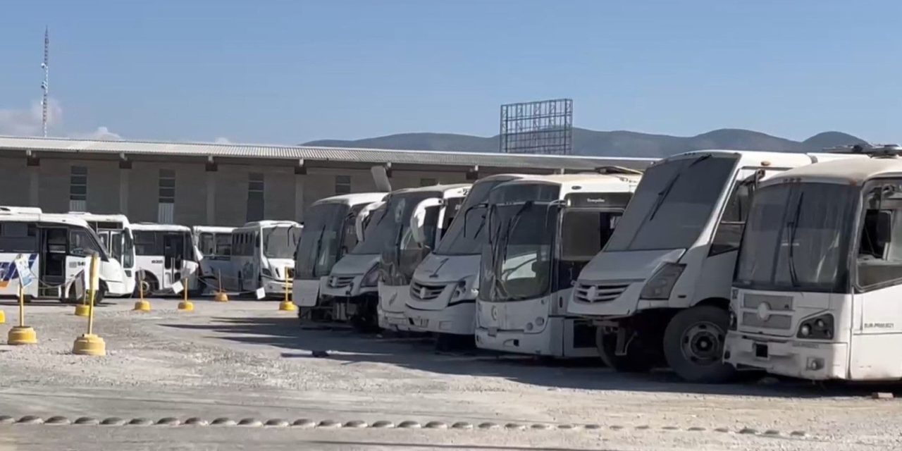 Autobuses de personal se adueñan de calles de colonia Provivienda