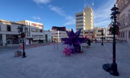 Inicia instalación de la Villa Navideña en la plaza de Armas