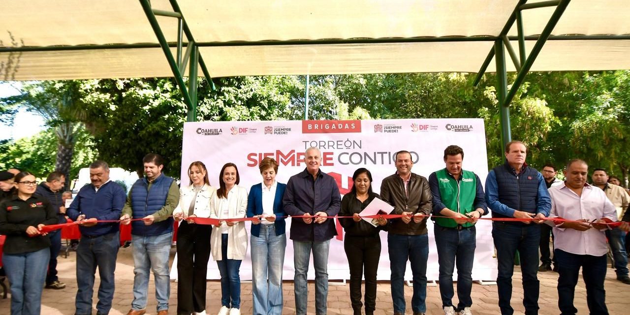 Román Cepeda entrega techumbre en FOVISSSTE