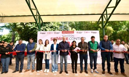 Román Cepeda entrega techumbre en FOVISSSTE