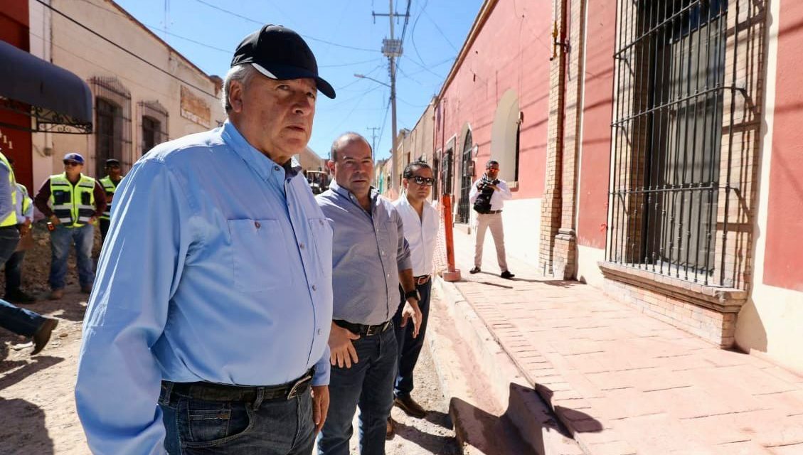 Chema Fraustro supervisa trabajos en la calle General Cepeda