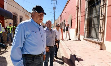 Chema Fraustro supervisa trabajos en la calle General Cepeda