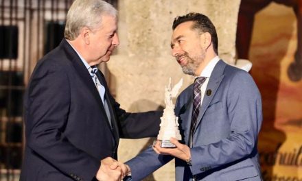 Chema Fraustro entrega Presea Manuel Acuña a Alejandro Reyes