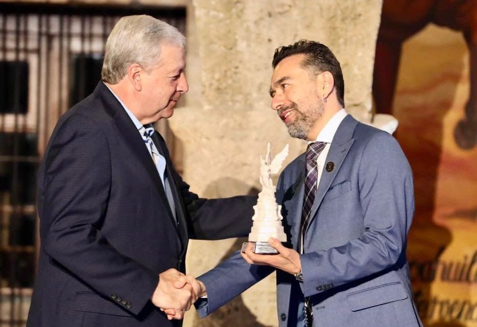Chema Fraustro entrega Presea Manuel Acuña a Alejandro Reyes