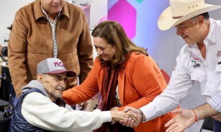 Chema Fraustro, DIF y Comité del Rodeo Saltillo entregan sillas de ruedas