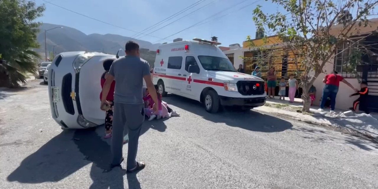Accidente en la colonia Misión Cerritos deja a mujer herida tras distracción con celular
